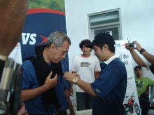 Kang Lering Menyematkan Pin Pamor TVS Bandung